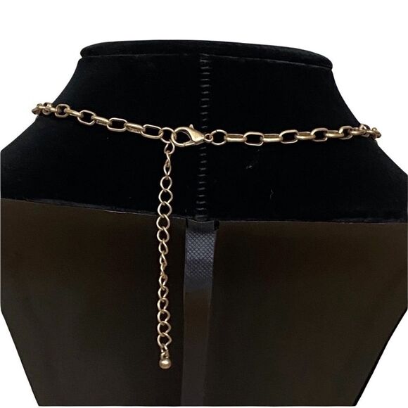 Floral Stone Necklace - Picture 3 of 3